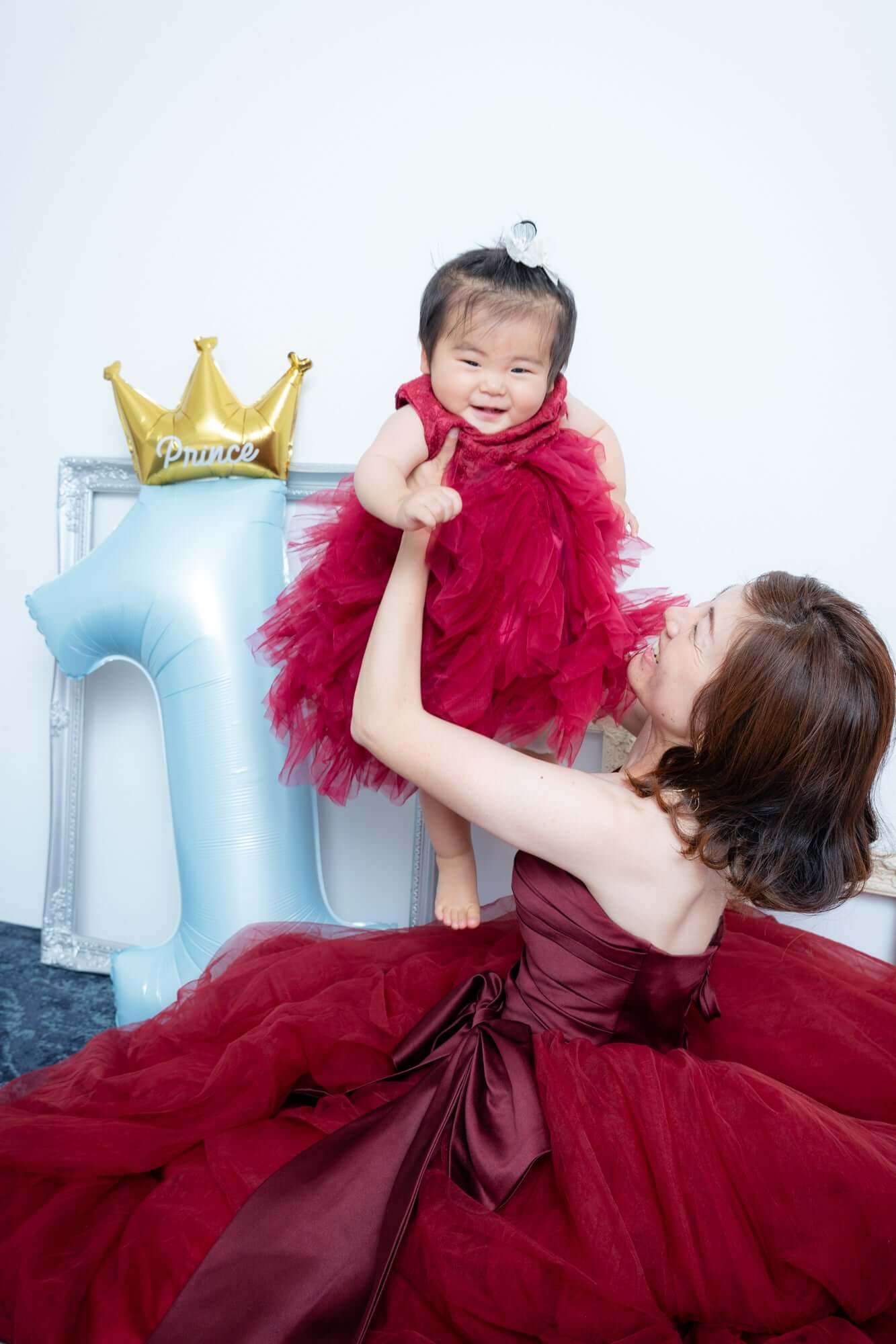 親子コーデの写真、ママと娘が素敵なドレスで祝うお誕生日の瞬間、フォトスタジオ撮影