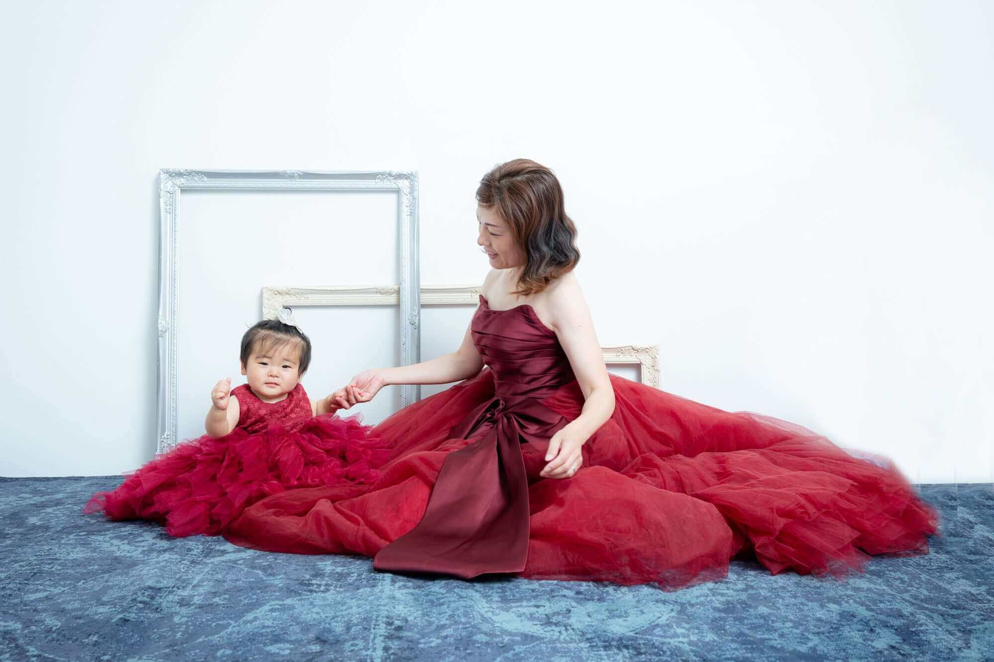 母と子の親子コーデ写真、赤いドレスのママと小さなお子様の特別な瞬間。