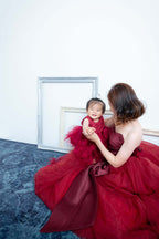 親子コーデのママと子供、赤いドレスで笑顔、フォトスタジオ撮影、特別な瞬間を記念