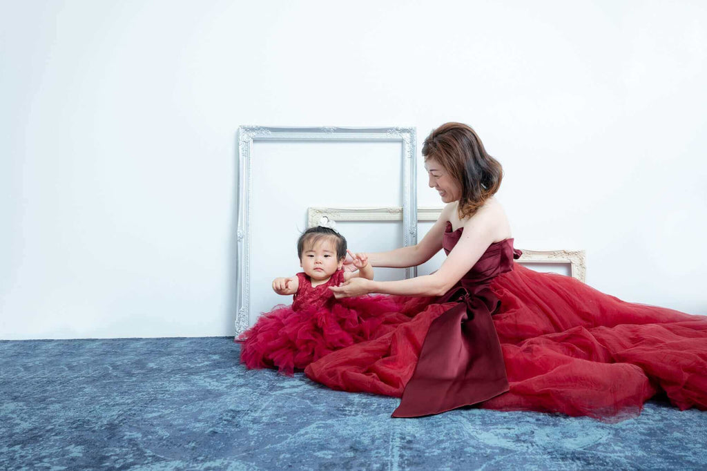 親子コーデフォト、母と子供が赤いドレスを着て撮影、北九州のフォトスタジオでの特別な瞬間