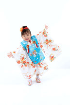 子どもが華やかな七五三の着物を着て楽しそうにポーズをとる様子。フォトウエディング北九州