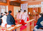 神社挙式のシーン、白無垢と袴の男女が神社内で祈りを捧げる様子。北九州のフォトウエディング。