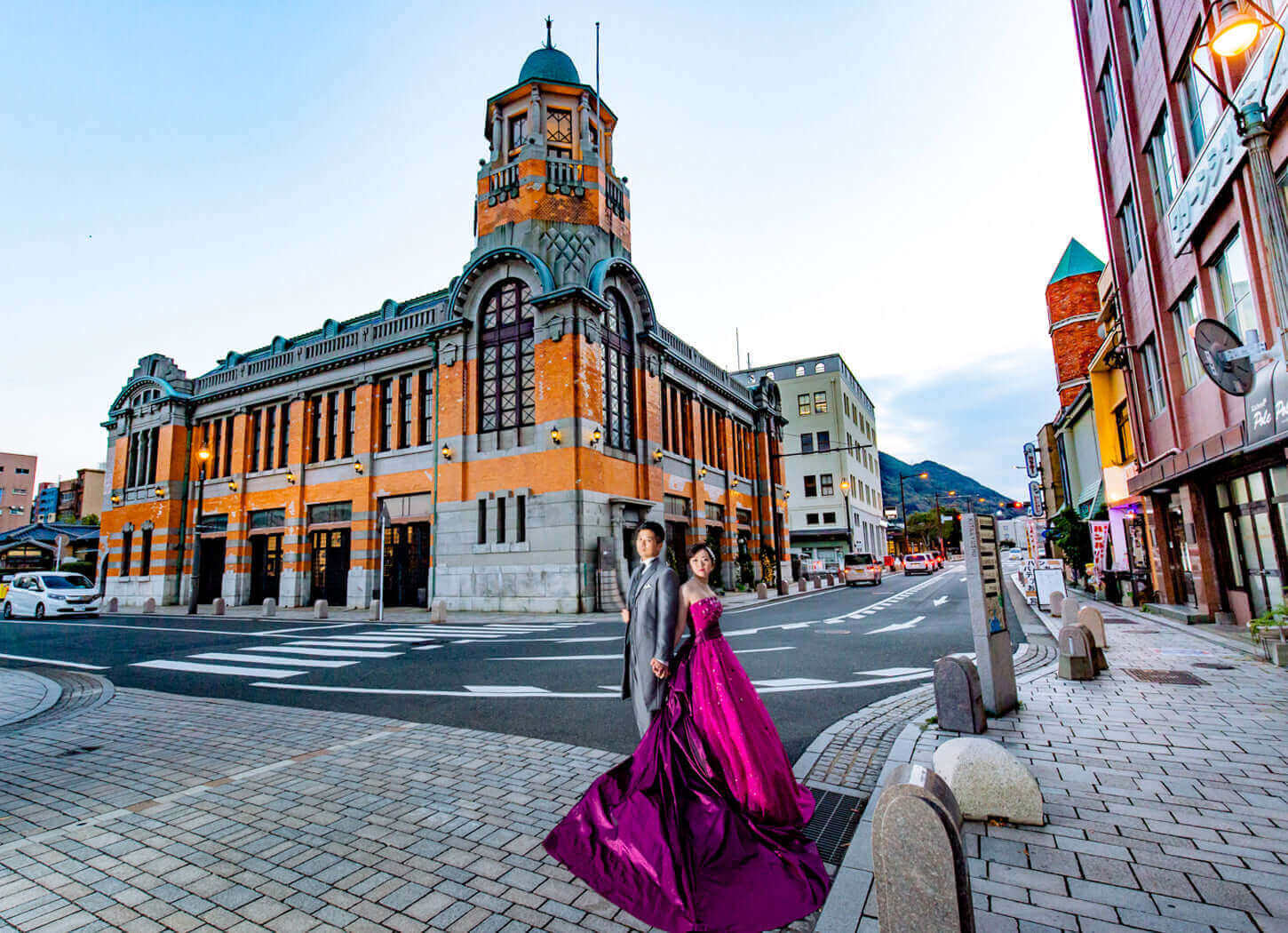フォトウエディング北九州でのブライダルフォト、和装とドレスを着た新郎新婦が魅力的な街並みを背景に撮影。