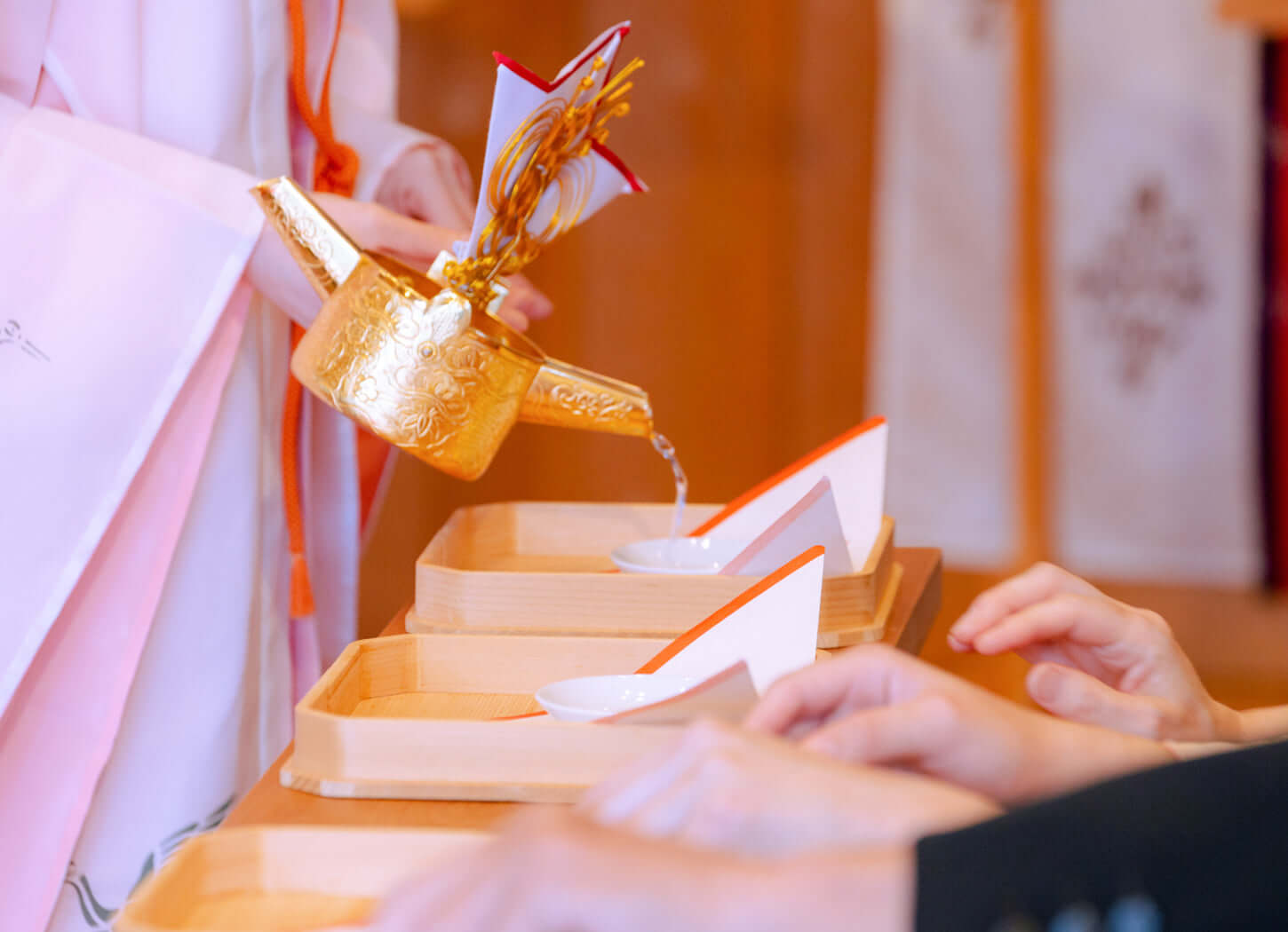 神社挙式の伝統的な儀式での水を注ぐ様子と白い足袋が置かれたシーン