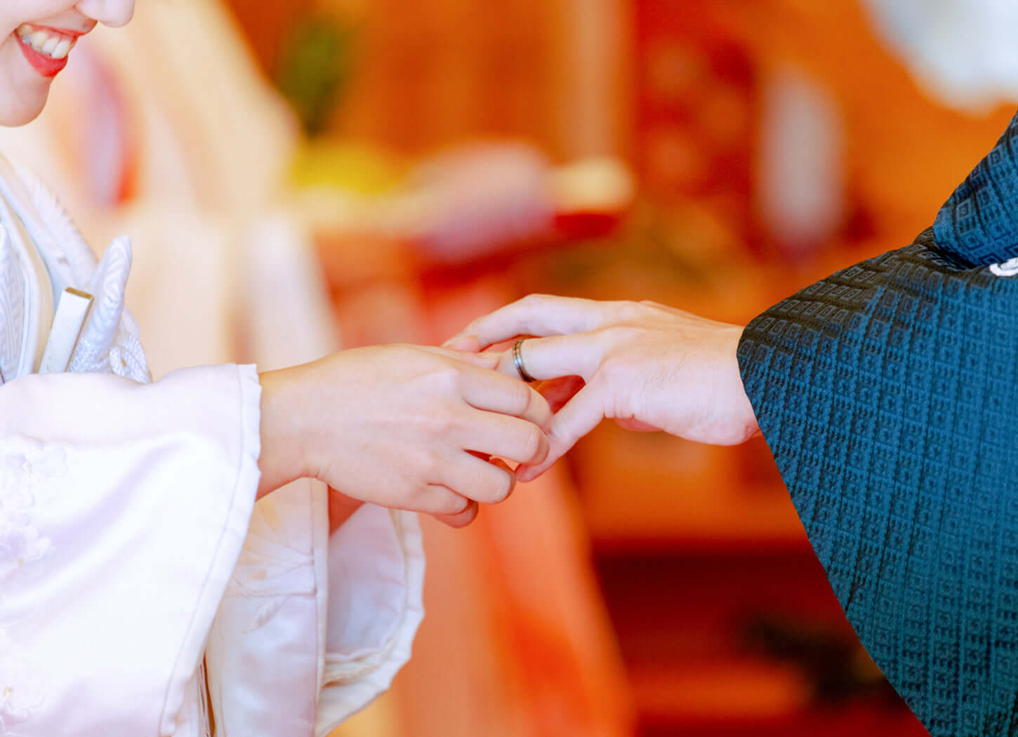 新郎新婦が神社挙式で指輪を交換するシーン、フォトウエディング北九州を体験中