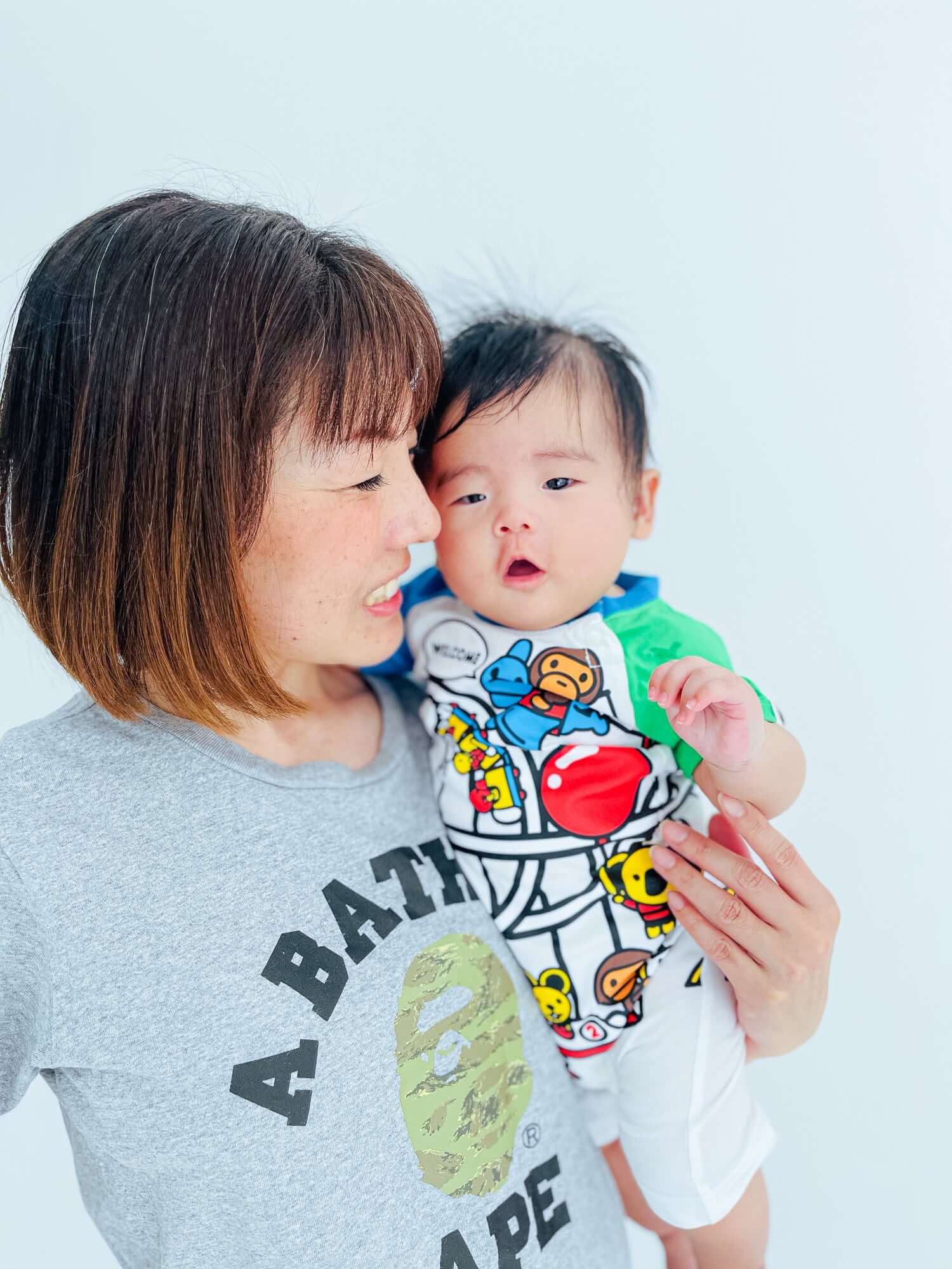 母親と子供が親子コーデを楽しむ瞬間、小さな笑顔とかわいい衣装が魅力の写真