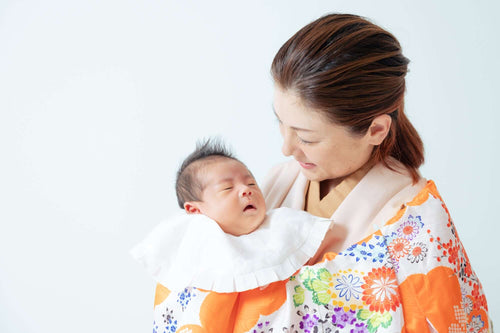 母と赤ちゃんの笑顔、お宮参りの特別な瞬間を捉えたフォトウエディング北九州の写真。