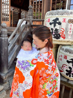 お宮参りの赤ちゃんとママが伝統的な着物を着て神社で撮影、フォトウエディング北九州の思い出。