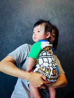 親子コーデの写真、子供を抱っこしているママの姿、カラフルな衣装が特徴。