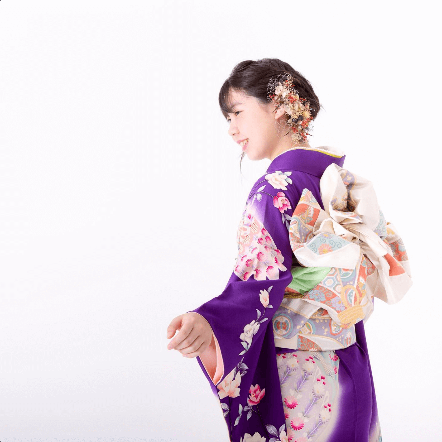 女性の成人式衣装、華やかな振袖を着用し、優雅なポーズで撮影した写真。北九州フォトウエディング。