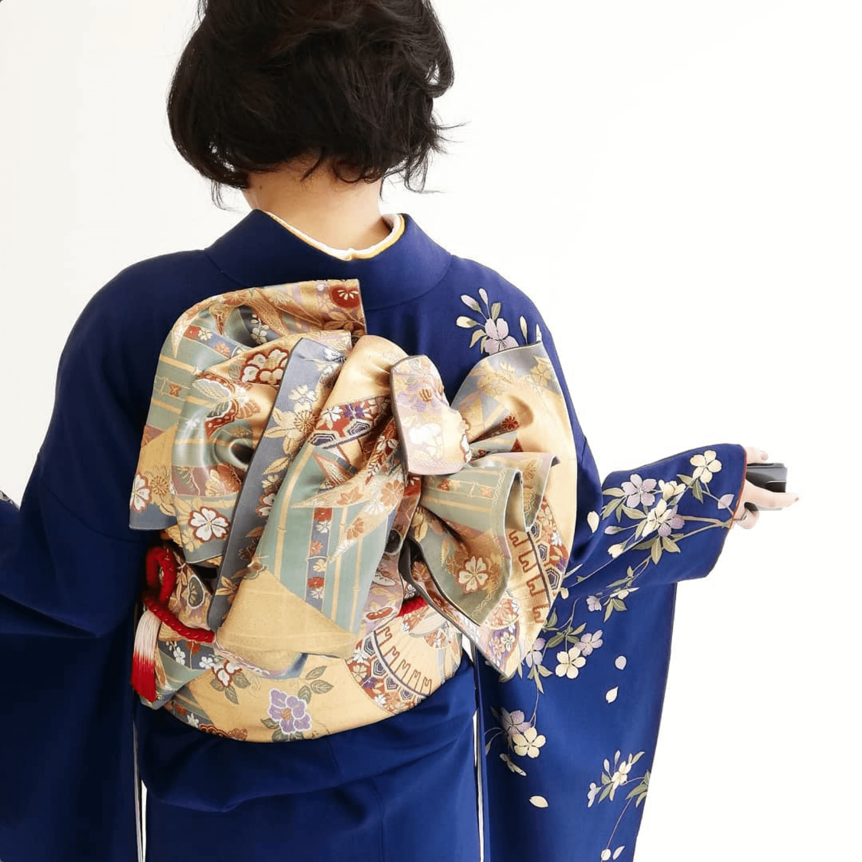 成人式の振袖スタイル、豪華な帯結びと美しい模様が際立つ北九州フォトウエディングの一場面。