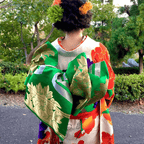 成人式の華やかな振袖を着る女性、北九州の美しい自然背景で撮影されたフォトウエディングの瞬間。