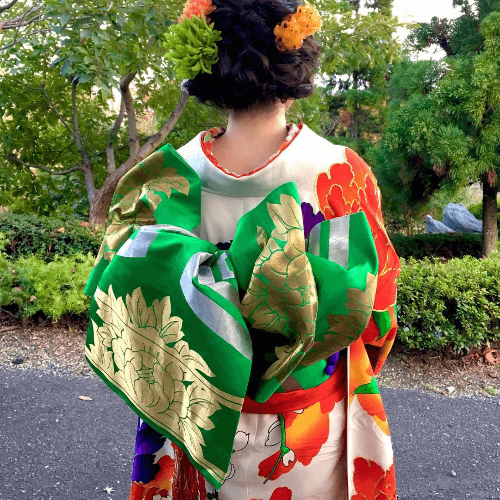 成人式の華やかな振袖を着る女性、北九州の美しい自然背景で撮影されたフォトウエディングの瞬間。