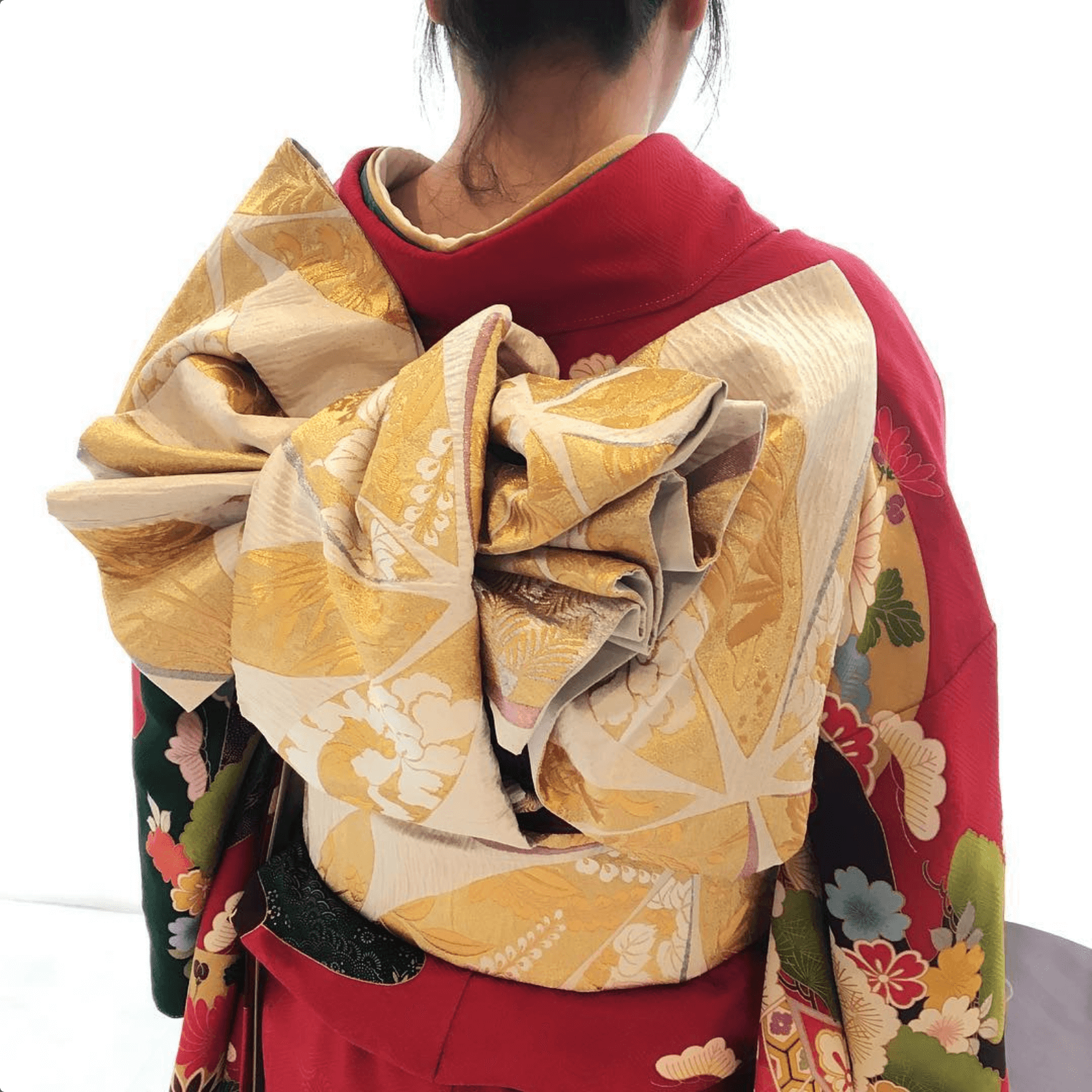 成人式の振袖の後ろ姿、華やかな帯結びが特徴。フォト婚やブライダルフォトに最適なスタイル。