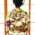 成人式の振袖を着た女性の背面、色鮮やかな帯結びと花飾りが印象的。フォトウエディング北九州