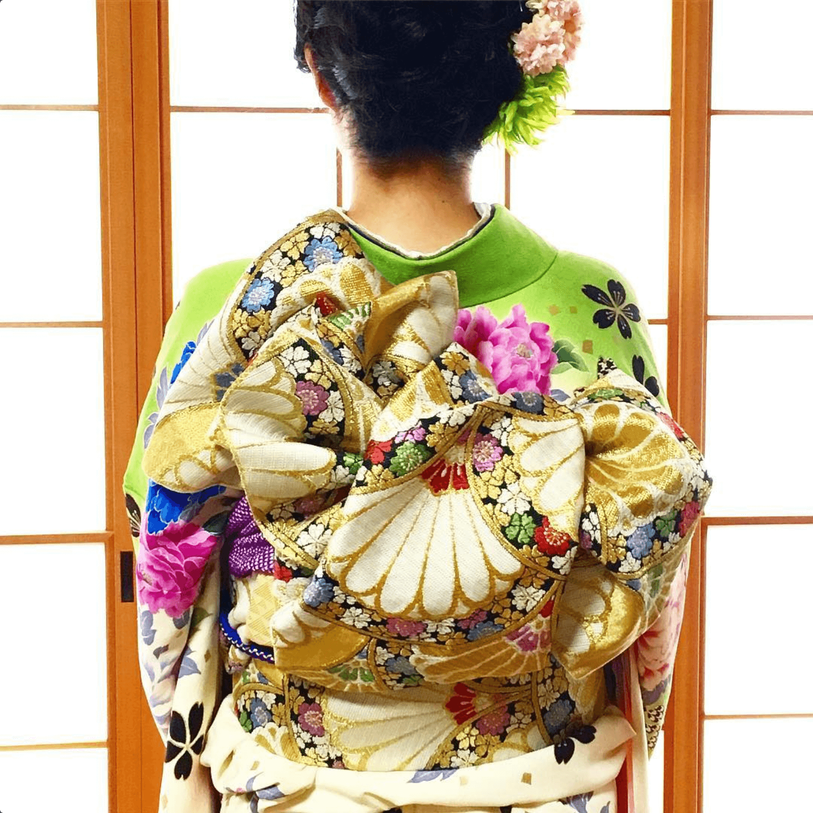 成人式の振袖を着た女性の背面、色鮮やかな帯結びと花飾りが印象的。フォトウエディング北九州